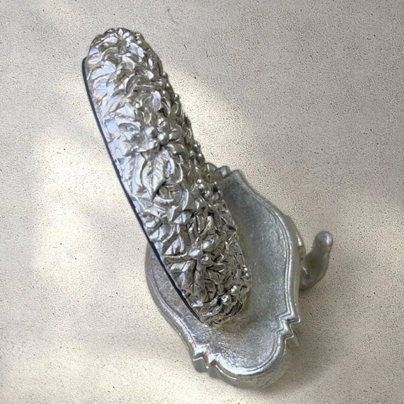 Vintage Hobby Lobby Christmas Stocking Holder Wreath Picture Frame Heavy Silver - Picture 5 of 8